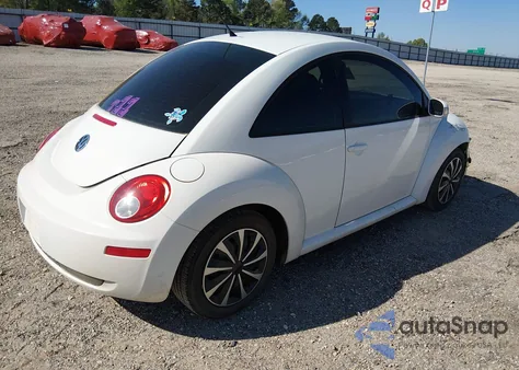 2010 Volkswagen New Beetle 2.5L Final Edition z USA, uszkodzony, nr VIN 3VWPW3AG5AM008729